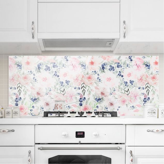 Küche Dekoration Rosa Rosen mit Blaubeeren vor Weiß