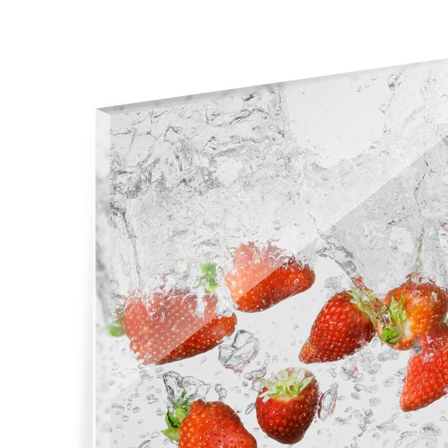 Spritzschutz Glas - Frische Erdbeeren im Wasser - Querformat - 3:2