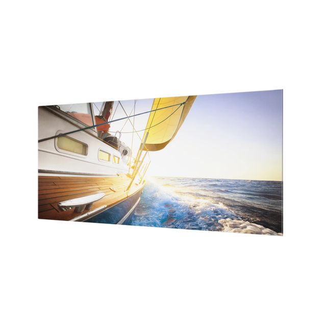 Wohndeko Landschaft Segelboot auf blauem Meer bei Sonnenschein