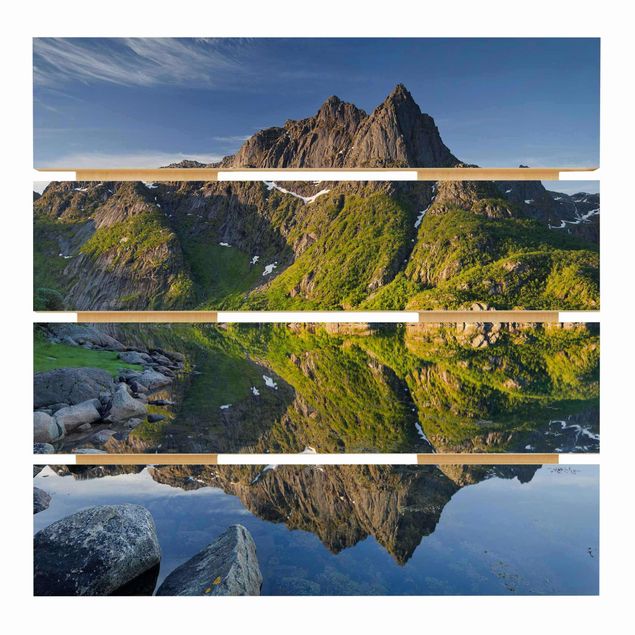 Wanddeko grün Berglandschaft mit Wasserspiegelung in Norwegen