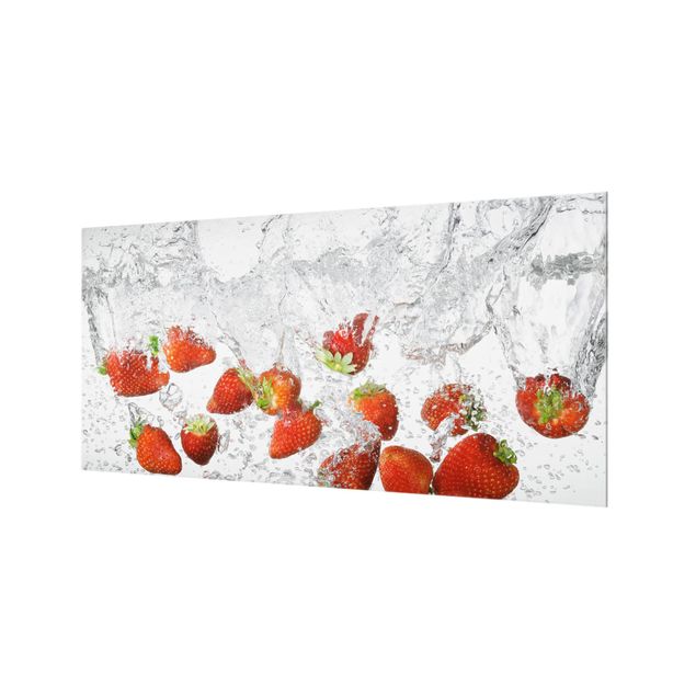 Küchenspiegel Glas Frische Erdbeeren im Wasser