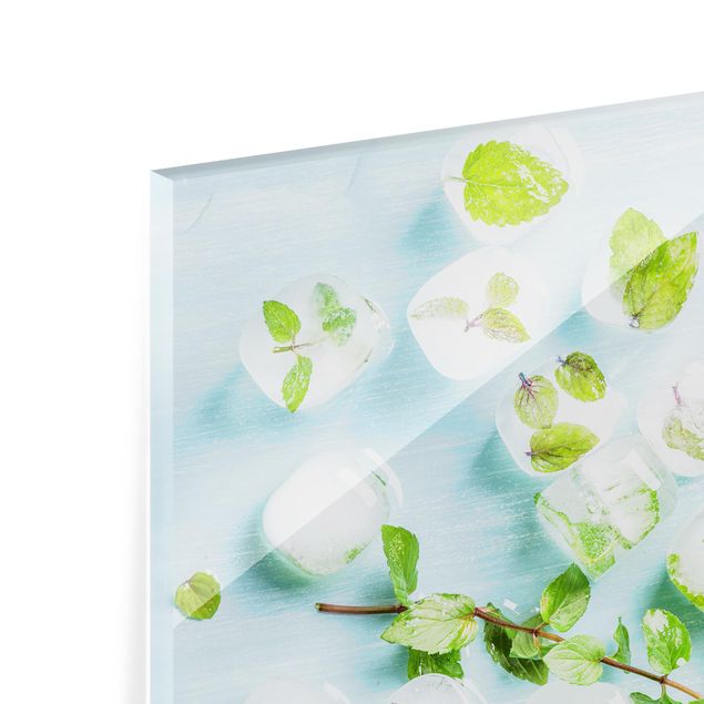 Küchenspiegel Glas Eiswürfel mit Minzblättern
