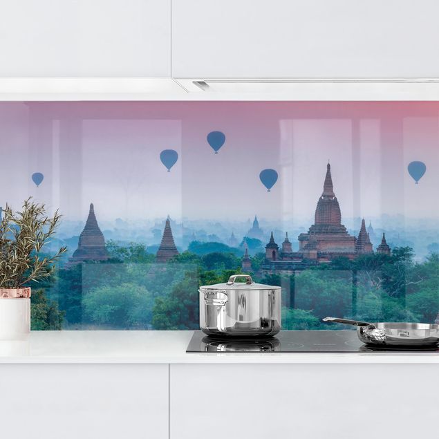 Wanddeko Küche Heißluftballons über Tempelanlage