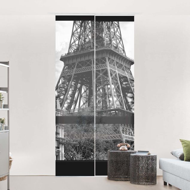 Wanddeko Wohnzimmer Fensterausblick Paris - Nahe am Eiffelturm schwarz weiß