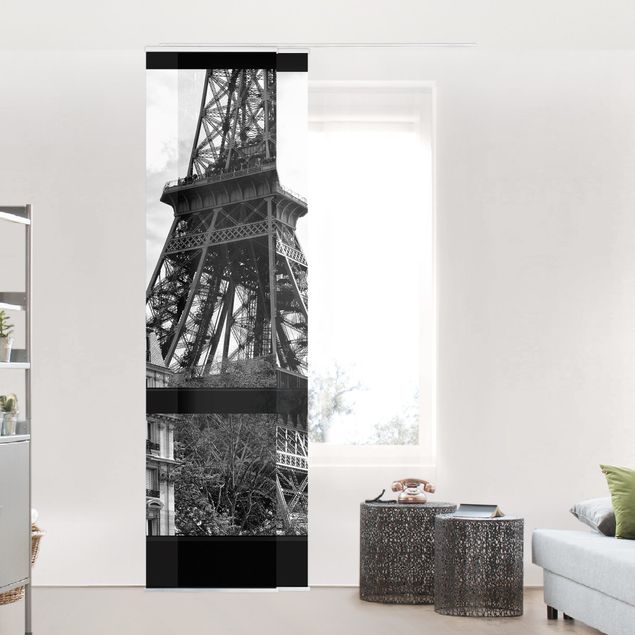 Wanddeko Schlafzimmer Fensterausblick Paris - Nahe am Eiffelturm schwarz weiß