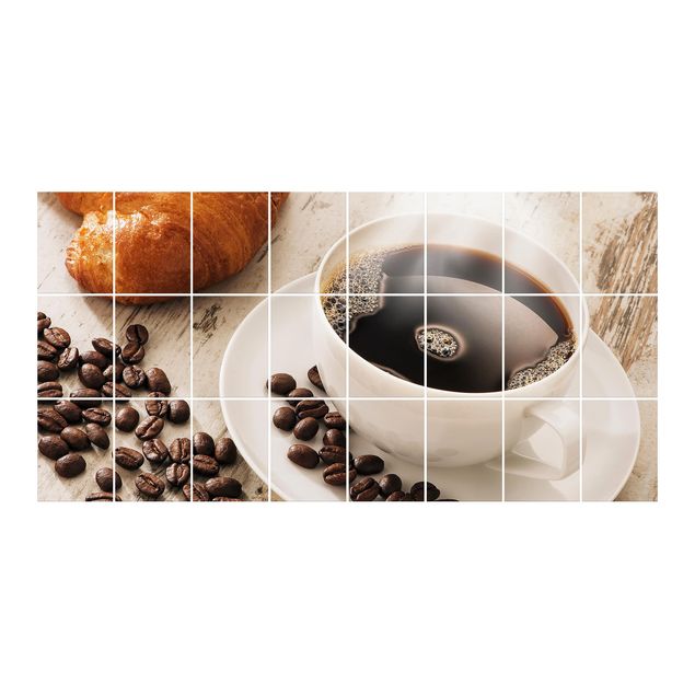 Fliesenaufkleber Dampfende Kaffeetasse mit Kaffeebohnen