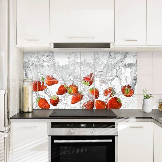 Deko Botanik Frische Erdbeeren im Wasser