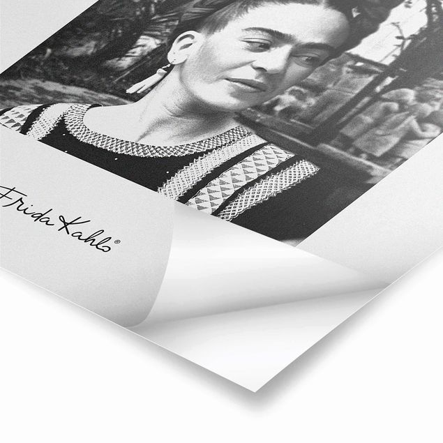 Poster schwarz-weiß Fotografie Frida Kahlo Foto Portrait im Garten