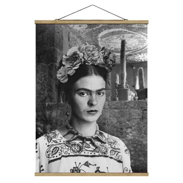 Wanddeko schwarz-weiß Frida Kahlo Foto Portrait vor Kakteen