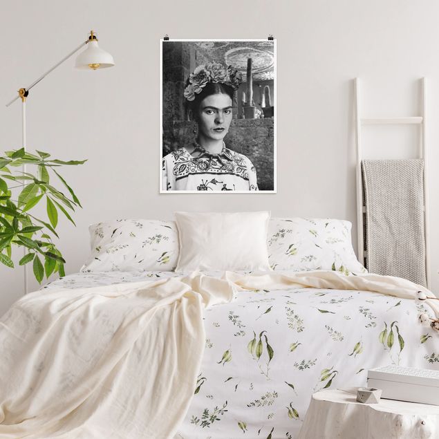 Wanddeko schwarz-weiß Frida Kahlo Foto Portrait vor Kakteen