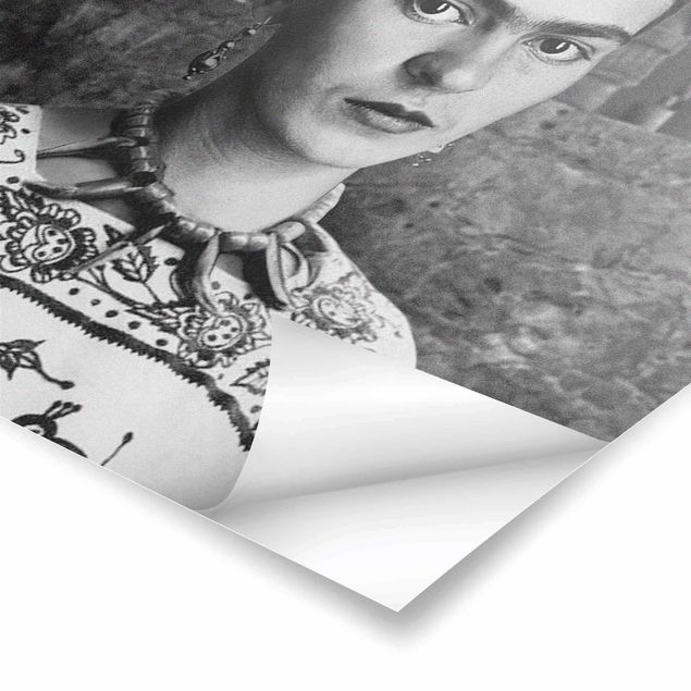Poster schwarz-weiß Frida Kahlo Foto Portrait vor Kakteen