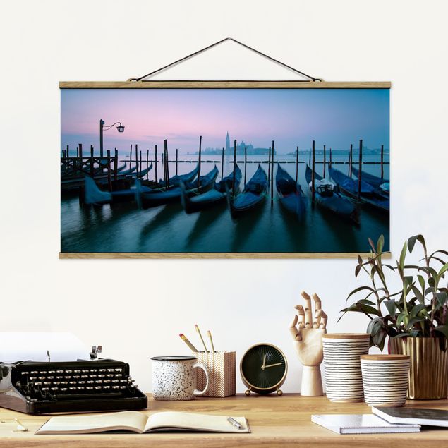 Wanddeko blau Gondeln vor Venedig bei Sonnenuntergang