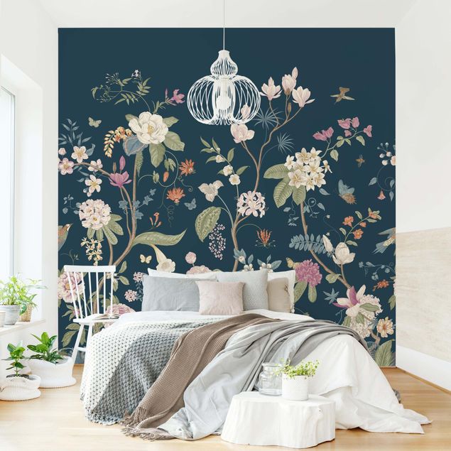 Wanddeko Wohnzimmer Illustrierte Blumen Chinoiserie auf Dunkelblau