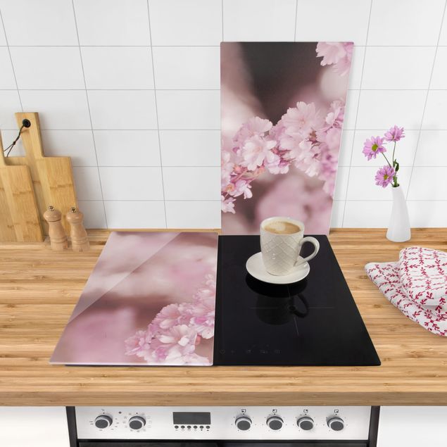 Wanddeko Küche Kirschblüte im Violetten Licht