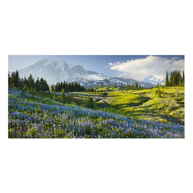 Wanddeko Wohnzimmer Bergwiese mit blauen Blumen vor Mt. Rainier