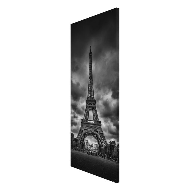 Wanddeko Wohnzimmer Eiffelturm vor Wolken schwarz-weiß