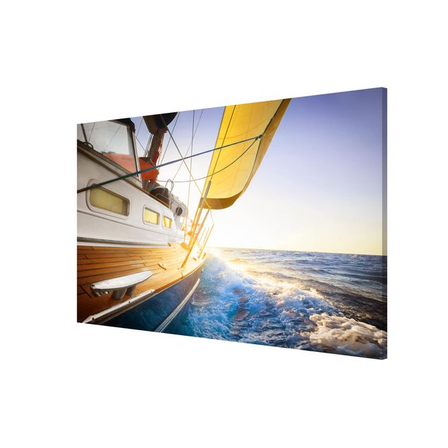 Wanddeko Esszimmer Segelboot auf blauem Meer bei Sonnenschein