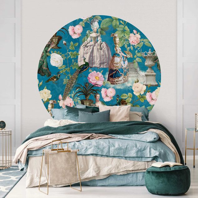 Wanddeko Schlafzimmer Pompöse Kleider im Rosengarten auf Blau
