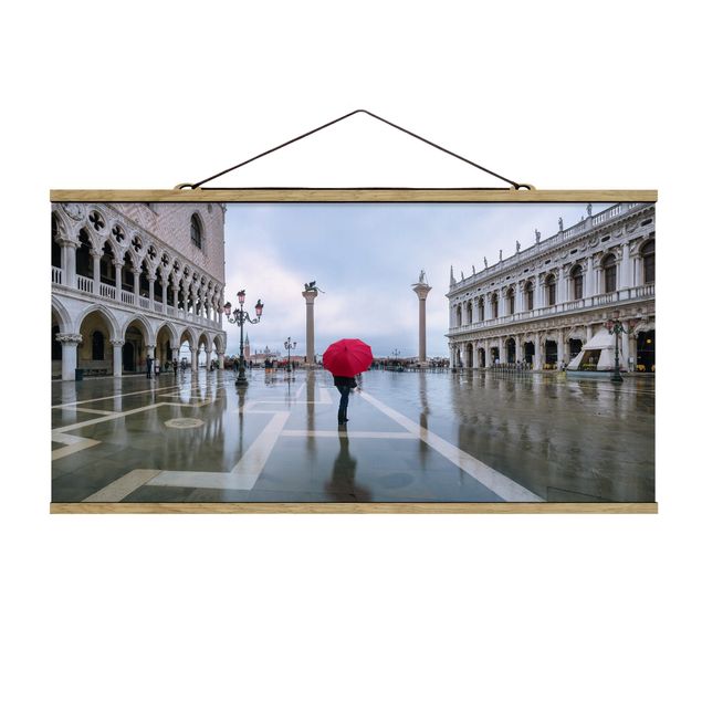 Wanddeko rot Roter Regenschirm in Venedig