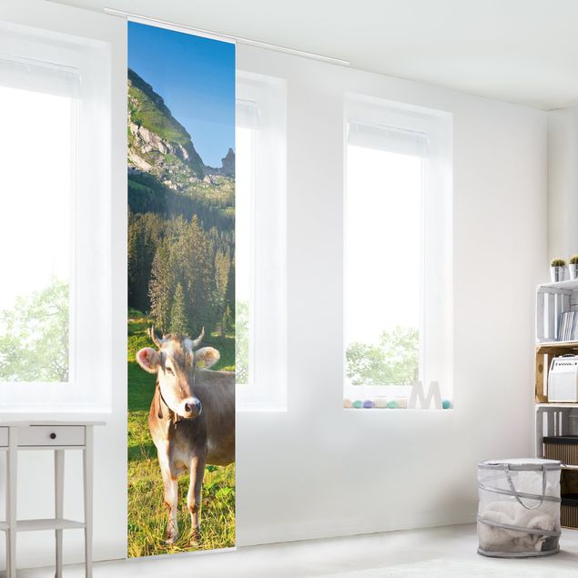 Wanddeko Wohnzimmer Schweizer Almwiese mit Kuh