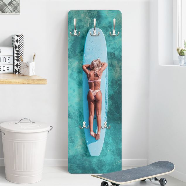 Wanddeko Schlafzimmer Surfergirl auf Blauem Board