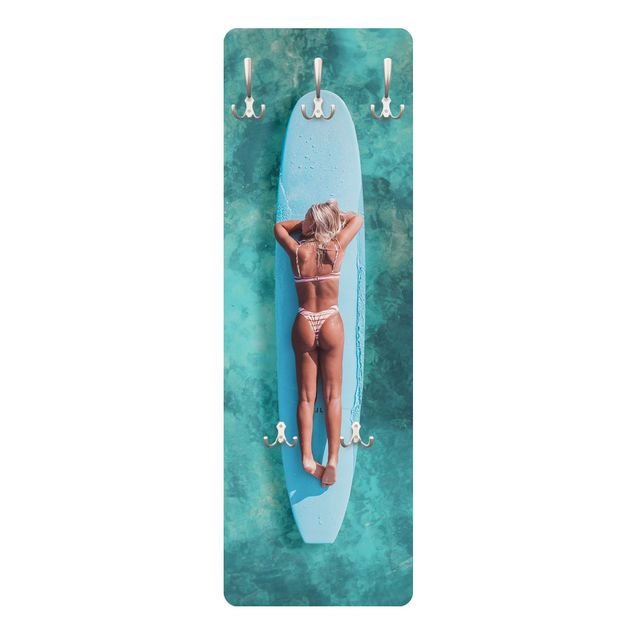 Wanddeko Treppenhaus Surfergirl auf Blauem Board