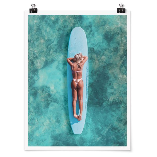 Wanddeko Treppenhaus Surfergirl auf Blauem Board