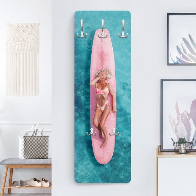 Wanddeko Schlafzimmer Surfergirl auf Rosa Board
