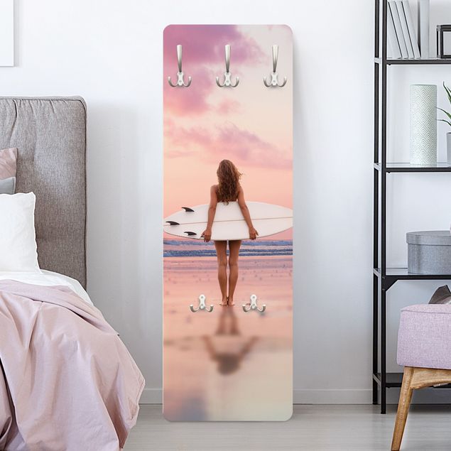 Wanddeko Schlafzimmer Surfergirl mit Board im Abendrot