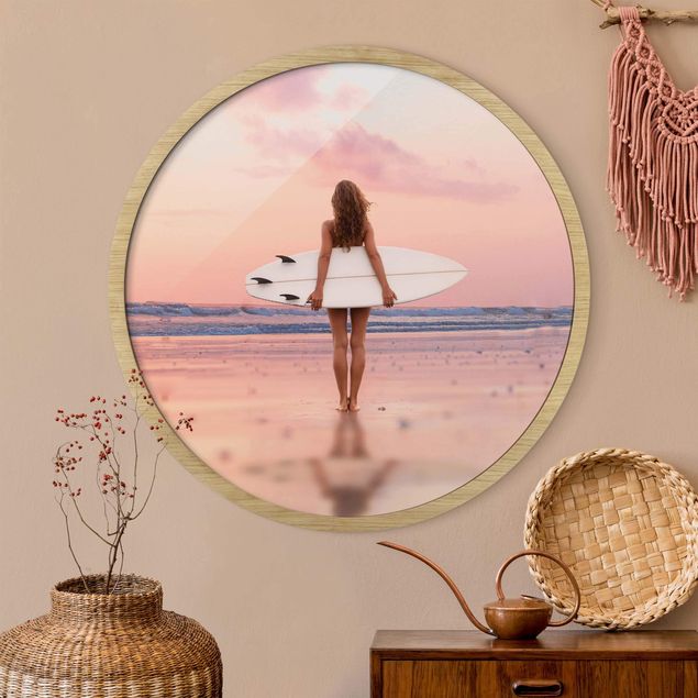 Wanddeko Wohnzimmer Surfergirl mit Board im Abendrot