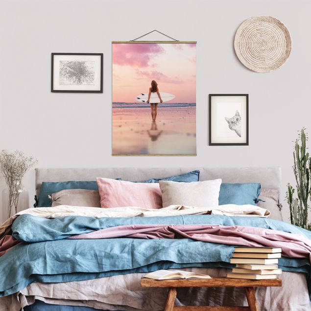 Wanddeko Schlafzimmer Surfergirl mit Board im Abendrot