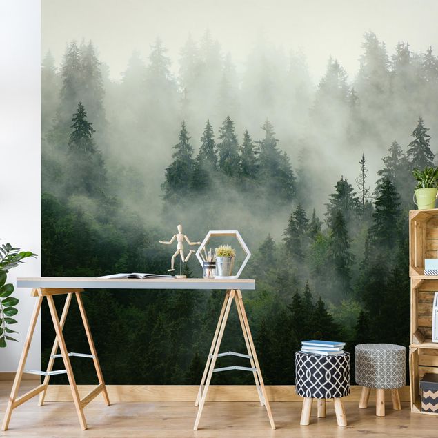 Wanddeko Wohnzimmer Tiefgrüner Tannenwald im Nebel