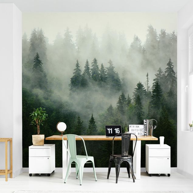 Wanddeko Schlafzimmer Tiefgrüner Tannenwald im Nebel