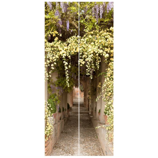 Wanddeko Esszimmer Blumengesäumter Weg in Spanien