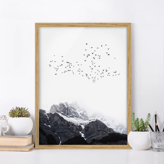 Wanddeko Wohnzimmer Vogelschwarm vor Bergen Schwarz Weiß