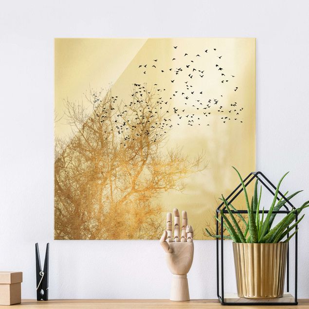 Wanddeko Schlafzimmer Vogelschwarm vor goldenem Baum
