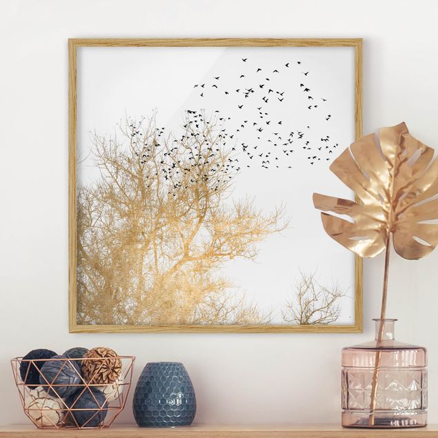Wanddeko Wohnzimmer Vogelschwarm vor goldenem Baum