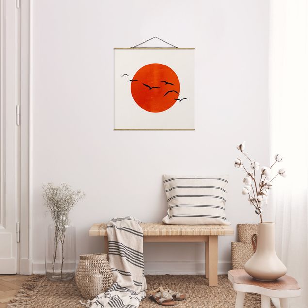 Wanddeko Schlafzimmer Vogelschwarm vor roter Sonne I